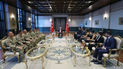 Cumhurbaşkanı Erdoğan, derece alan sporcu ve askerlerle bir araya geldi