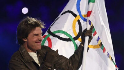 Tom Cruise’dan Paris’te dublörsüz şov! Stadın tepesinden atladı