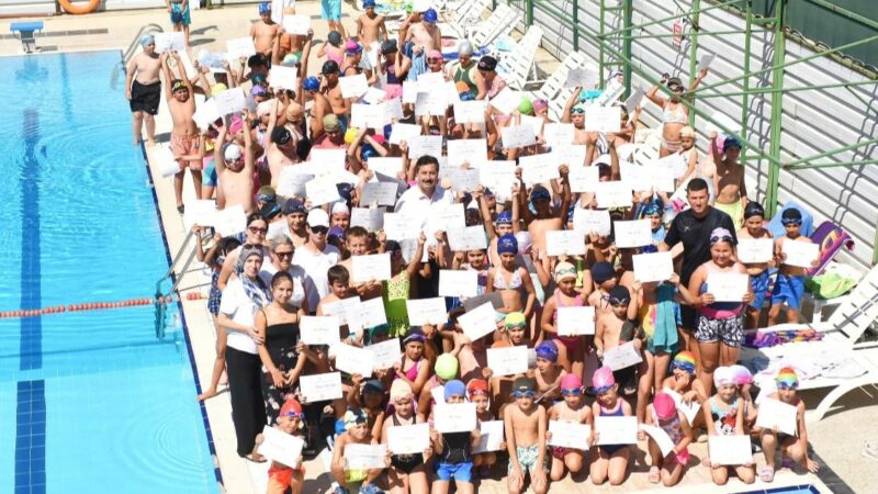 Yenişehir Belediyesi tarafından düzenlenen yaz dönemi yüzme kurslarını başarıyla tamamlayan