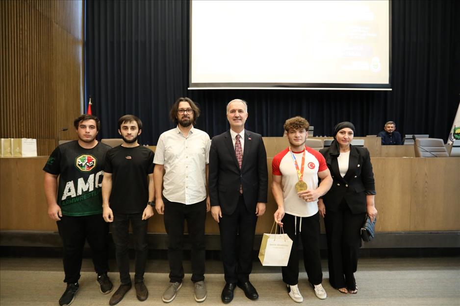 İnegöl’de şampiyonlar mecliste ödüllendirildi