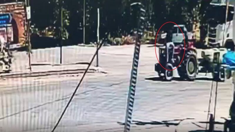 Bursa’da korkunç olay! O anlar kamerada Bursa'da, arkadaşı Hüseyin Erol D.'nin (15) kullandığı traktörün motor kaputunun