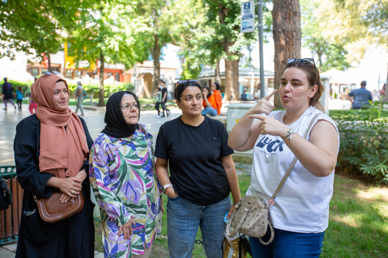 Bursa’nın güzelliklerini işaret diliyle tanıyorlar Bursa’nın güzelliklerini işaret diliyle tanıyorlar