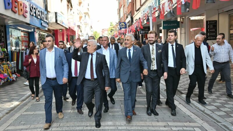 Başkan Bozbey’den Bursa’daki çiftçileri rahatlatan sözler ‘Başkan Bozbey Burada’ projesi kapsamında Karacabey ilçesini ziyaret eden Bursa