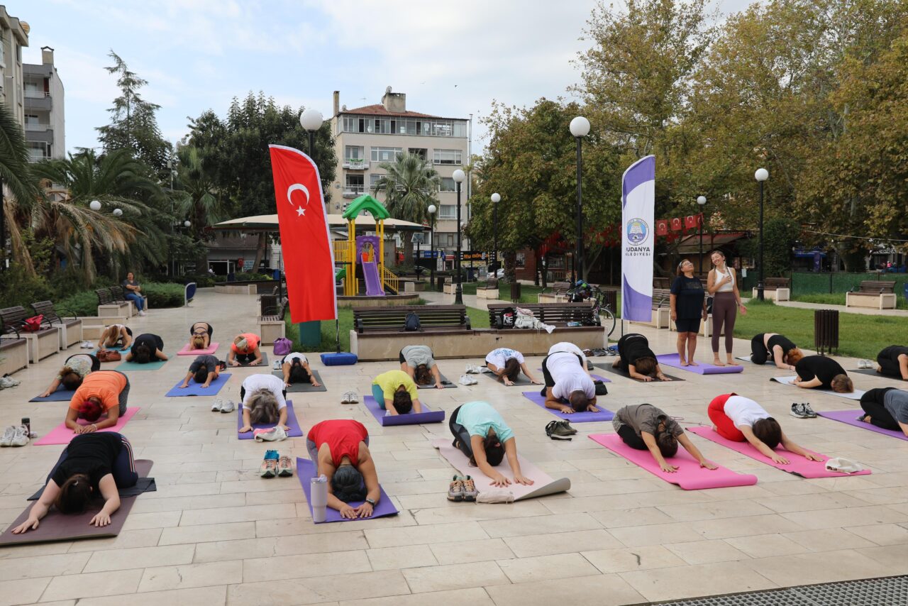 Mudanya’da pazar sabahı yoga ile başladı Mudanya’da pazar sabahı yoga ile başladı