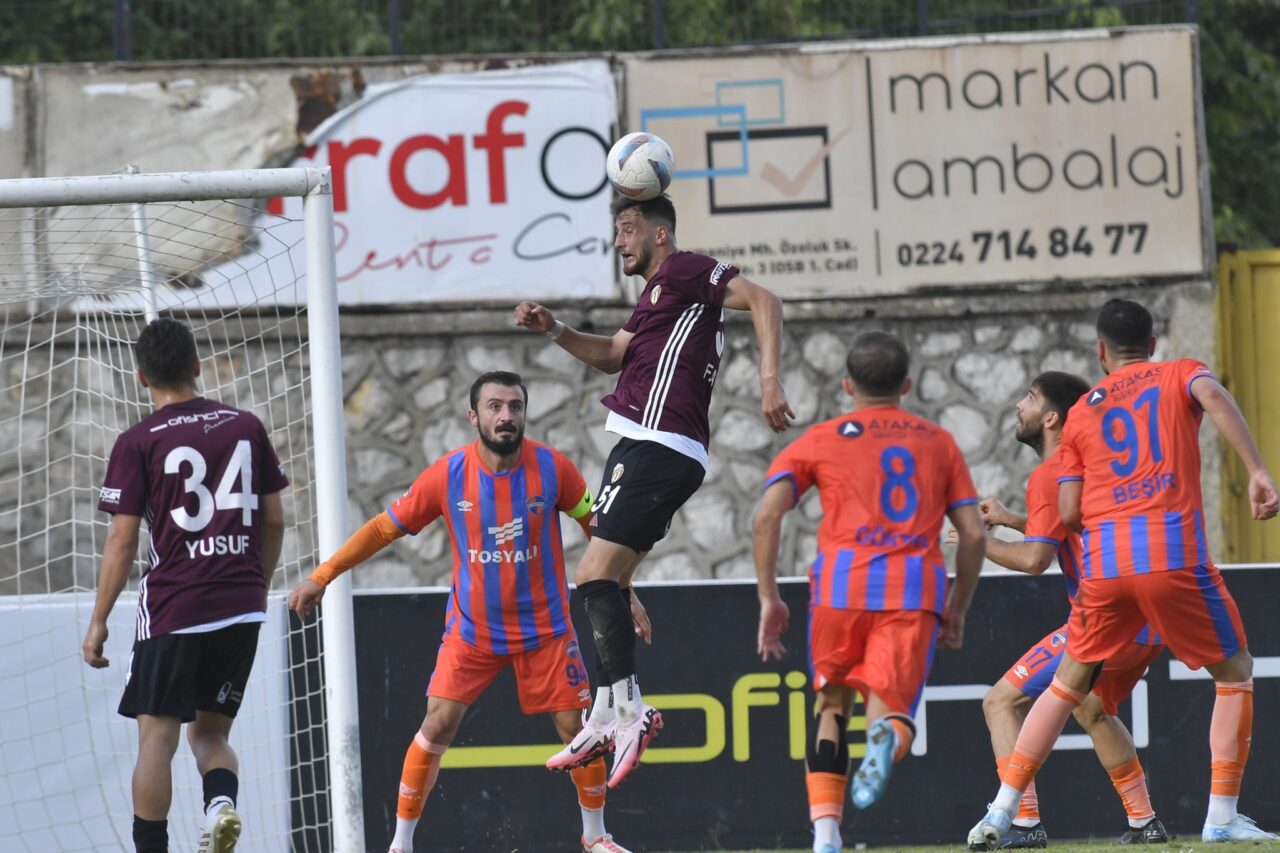 2.Lig’deki Bursa takımı 9 kişi kaldığı maçta puanı kaptı!