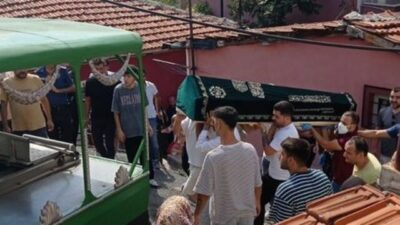 Annesini öldürüp iki gün cesediyle yaşadı