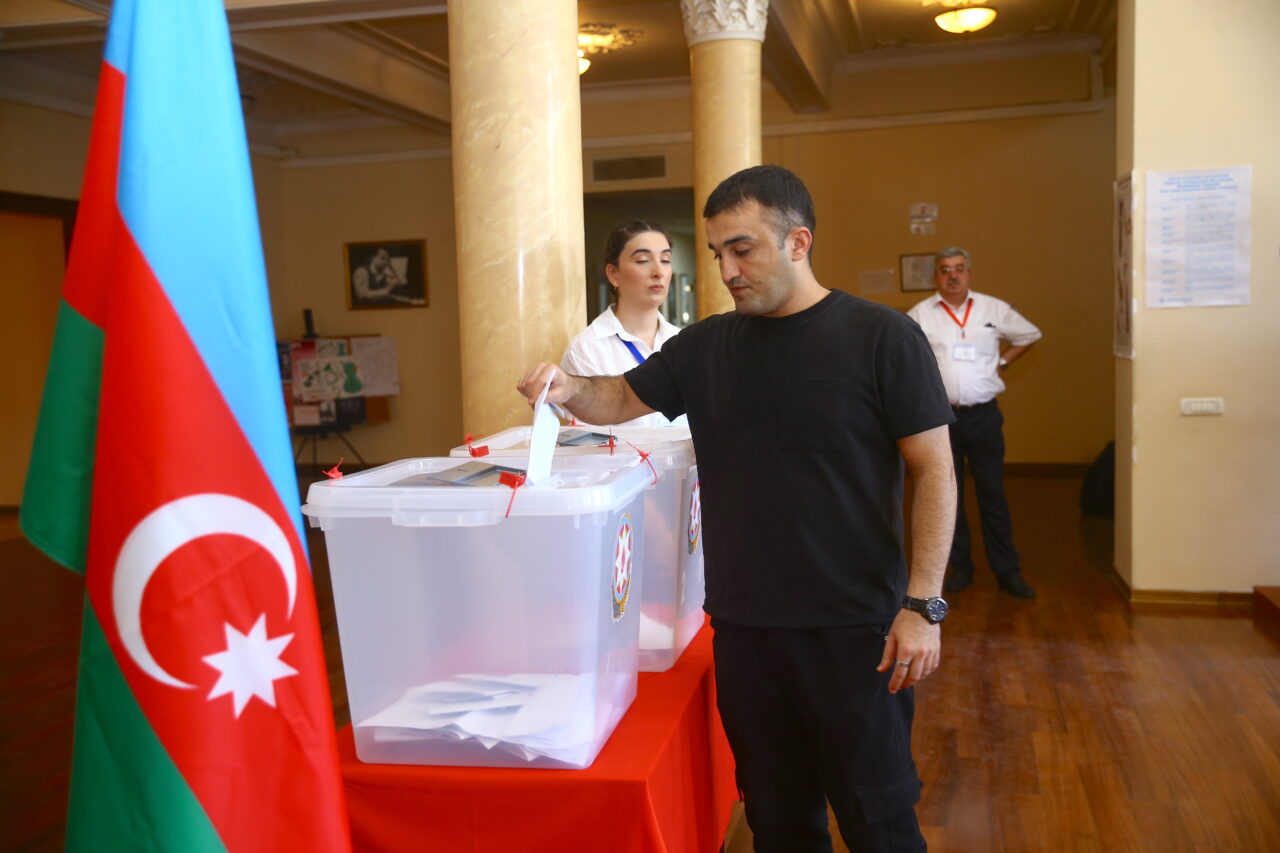 Azerbaycan halkı sandıkta!