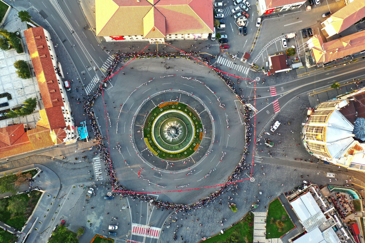 Böylesi görülmedi: 1058 kişilik dev halay çemberi!