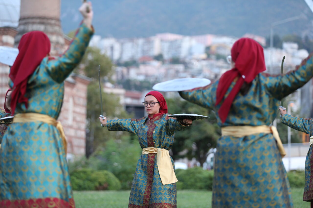 Türkiye'de ilk ve tek! Bursa'da kuruldu, Avrupa'ya açılıyor 2 AA 20240905 35568615 35568601 TURKIYENIN ILK VE TEK KADIN KILIC KALKAN EKIBI AVRUPAYA ACILIYOR