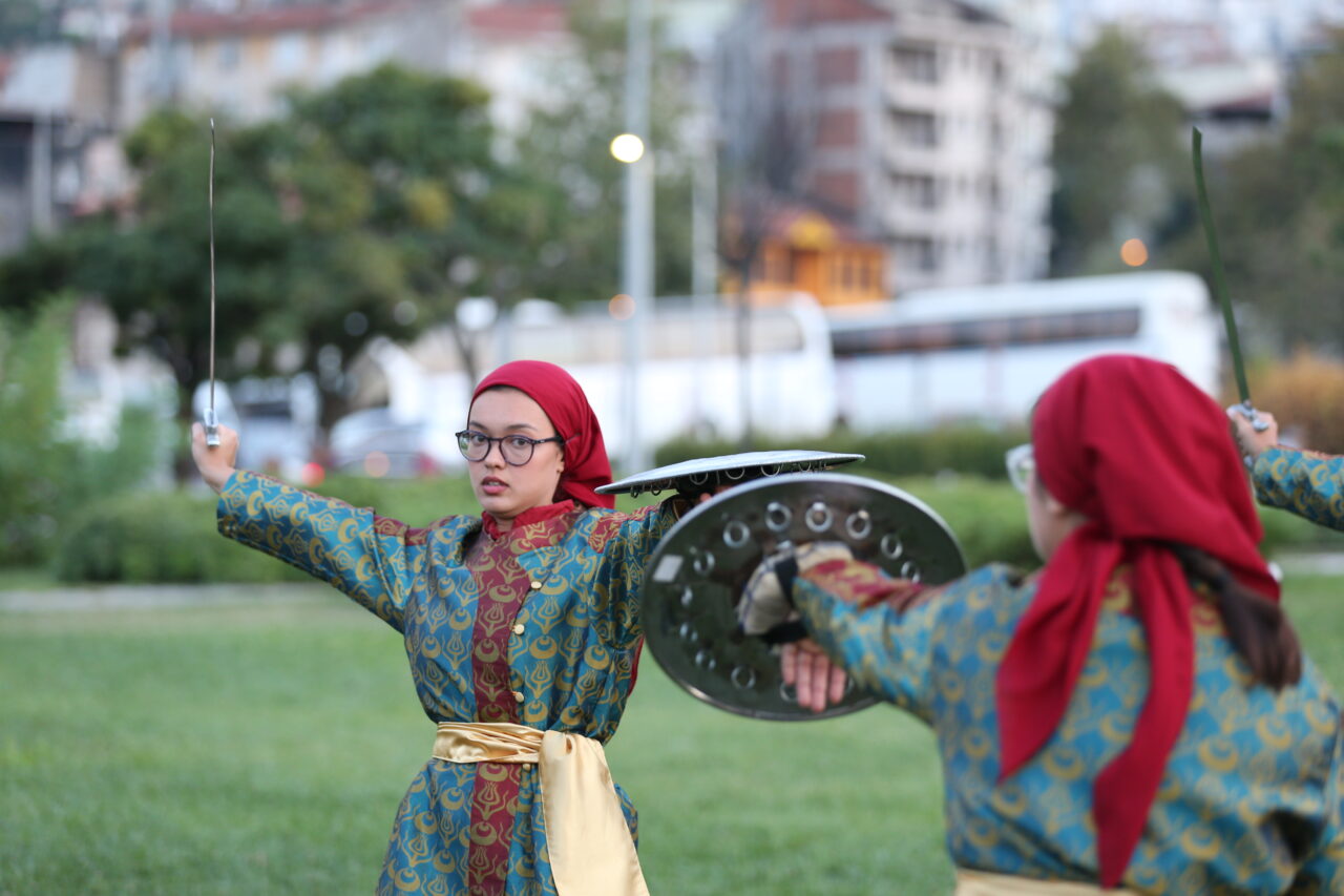 Türkiye'de ilk ve tek! Bursa'da kuruldu, Avrupa'ya açılıyor 3 AA 20240905 35568615 35568603 TURKIYENIN ILK VE TEK KADIN KILIC KALKAN EKIBI AVRUPAYA ACILIYOR