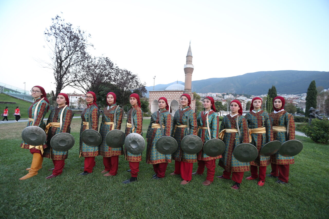 Türkiye'de ilk ve tek! Bursa'da kuruldu, Avrupa'ya açılıyor 4 AA 20240905 35568615 35568605 TURKIYENIN ILK VE TEK KADIN KILIC KALKAN EKIBI AVRUPAYA ACILIYOR