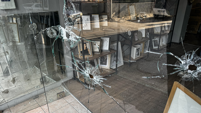 Bursa’da fotoğrafçı dükkanına saldırı Bursa’da fotoğrafçı dükkanına saldırı