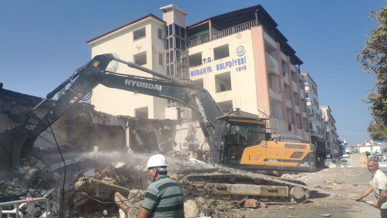 Bursa’da deprem sonrası tahliye edilmişti! Belediye binasının yıkımına başlandı