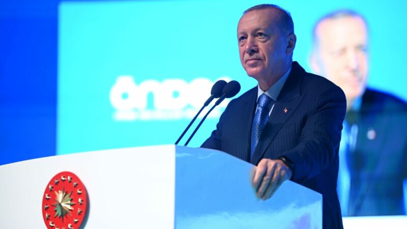 Cumhurbaşkanı Erdoğan’dan kılıçlı yemin açıklaması: ‘Bu kılıçları kime çekiyorsun?’ Cumhurbaşkanı Recep Tayyip Erdoğan, Kara Harp Okulu Mezuniyet Töreni’ndeki kılıçlı