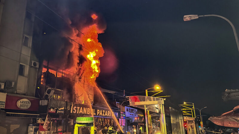 Bursa'nın Osmangazi ilçesinde 2 katlı alışveriş merkezinde çıkan yangın söndürüldü.