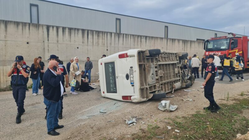 Bursa'nın İnegöl ilçesinde, işçi servisi minibüsünün devrilmesi sonucu 13 kişi