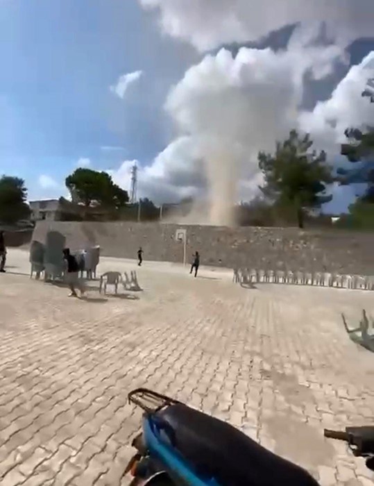 Bursa’da hortum çıktı! Panik anları kamerada… Bursa’da hortum çıktı! Panik anları kamerada…