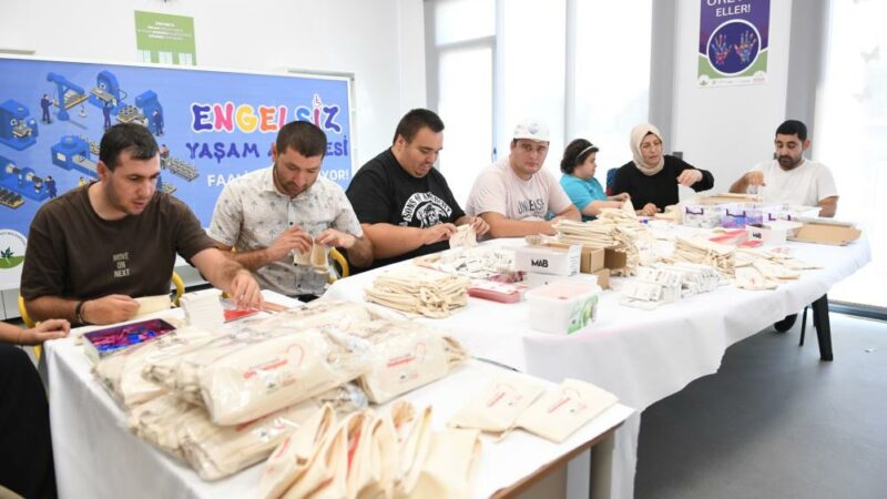 Engelli bireylerden birinci sınıf öğrencileri için sürpriz Osmangazi Belediyesi Engelliler Bakım Merkezi’nde (OBAM) eğitim alan engelli bireyler,