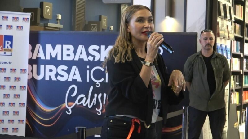 Şevval Sam yeni plağını Bursa’da tanıttı Bursa'da sevenleriyle bir araya gelen sanatçı Şevval Sam, yeni plağının