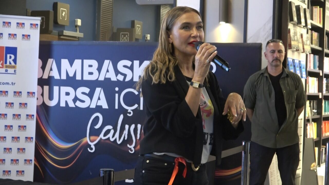 Şevval Sam yeni plağını Bursa’da tanıttı Şevval Sam yeni plağını Bursa’da tanıttı