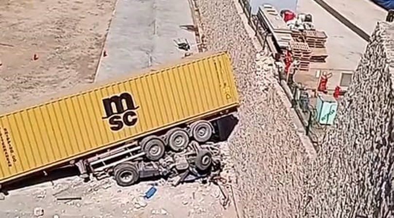 Bursa’da freni boşalan TIR, fabrikanın bahçesine uçtu Bursa’da freni boşalan TIR, fabrikanın bahçesine uçtu