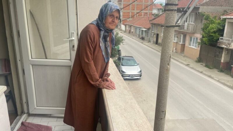 Türkiye onu ‘gözyaşlarıyla’ tanımıştı! Bursa’daki Zeliha nine için Bakanlık devrede Türkiye onu balkonunda gözyaşları içerisinde istemediği ekmeği aldığı için evi