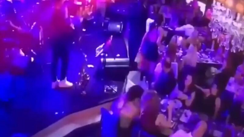 Metin Arolat’ın hayatını kaybettiği anlar ortaya çıktı! Görüntüler kamerada… Ünlü şarkıcı ve yönetmen Metin Arolat'ın sahnede kalp krizi geçirip