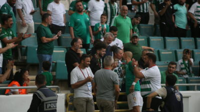 Bursaspor futbolculardan taraftara jest; Kaptan Ahmet İlhan eşini unutmadı…