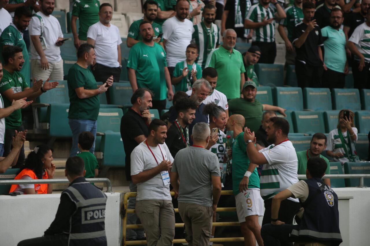 Bursaspor futbolculardan taraftara jest; Kaptan Ahmet İlhan eşini unutmadı…