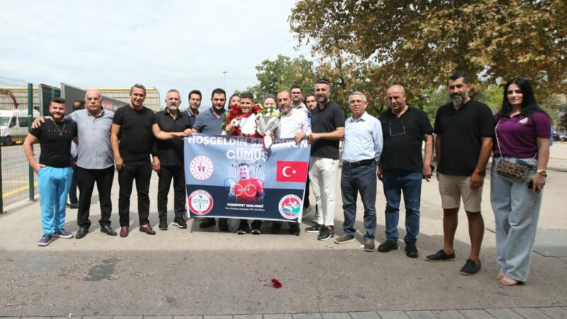 Bursa’nın olimpiyat madalyalı sporcusuna coşkulu karşılama Paralimpik Oyunları’nda gümüş madalya kazanan Bursagücü sporcusu Muhammet Khalvandi coşkuyla