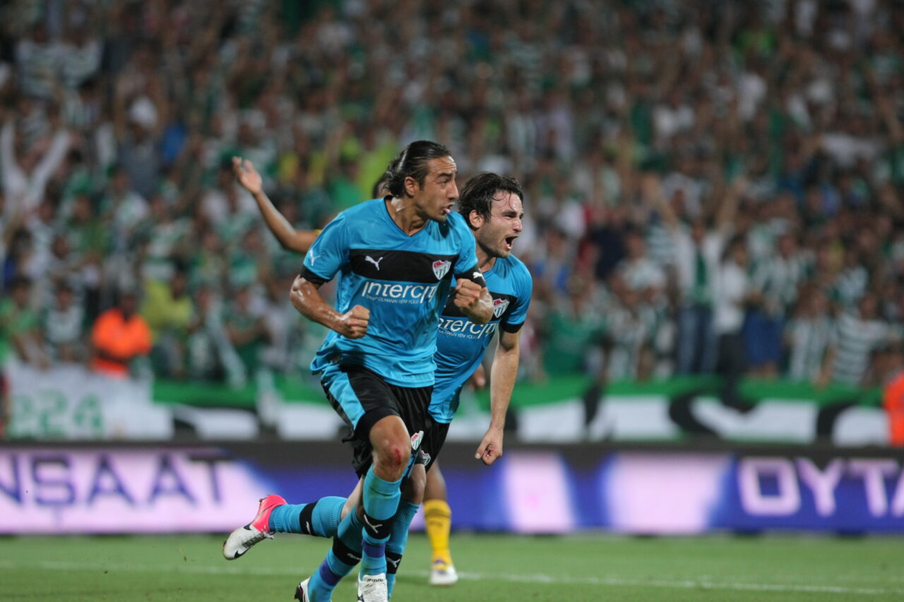 Bursaspor’un şampiyon ismi 43 yaşında futbolu bıraktı Bursaspor’un şampiyon ismi 43 yaşında futbolu bıraktı