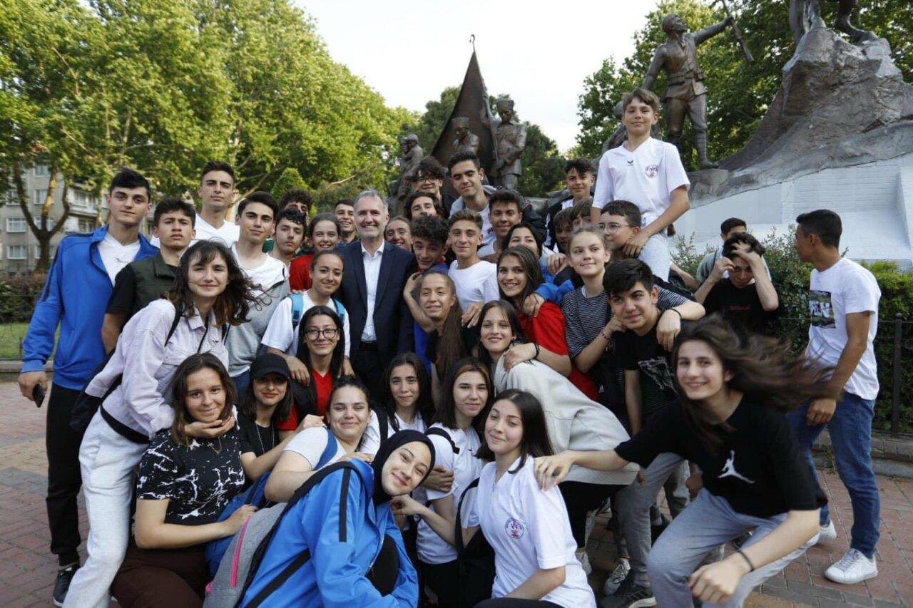 Bursa’nın İnegöl ilçesinde bin öğrenciye 5 bin lira eğitim yardımı