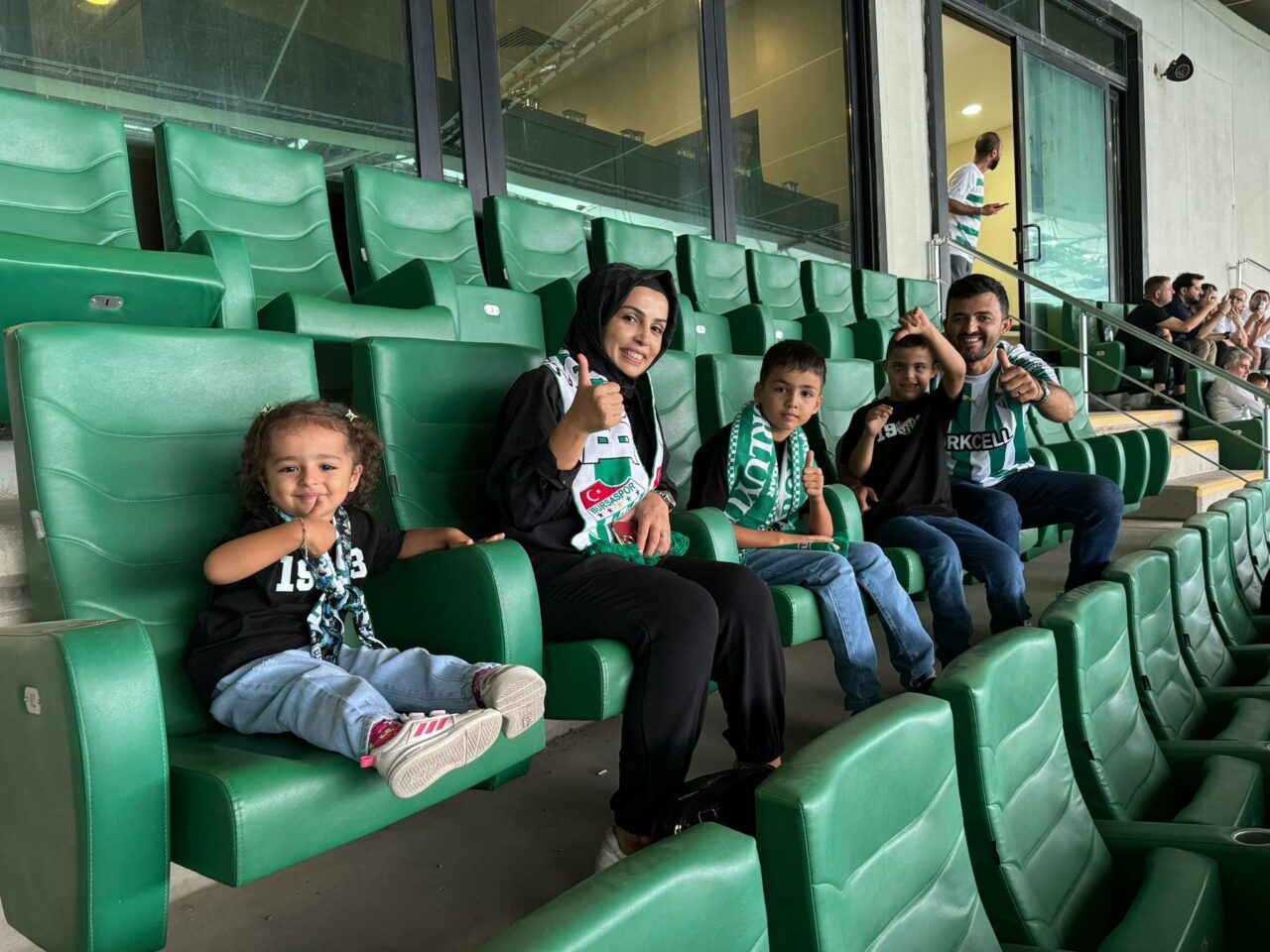 Bursa’da minik Elisa’nın Bursaspor hayalini Başkan Bozbey karşılıksız bırakmadı