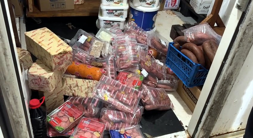 Gıda toptancısında skandal görüntü! Pes dedirten savunma Gıda toptancısında skandal görüntü! Pes dedirten savunma