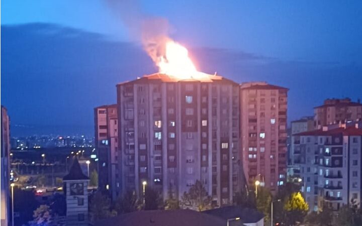 10 katlı binanın çatısında çıkan yangın korkuttu