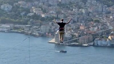 Köprüyü ip üstünde yürüyerek geçti: Bunu başaran ilk insan oldu!