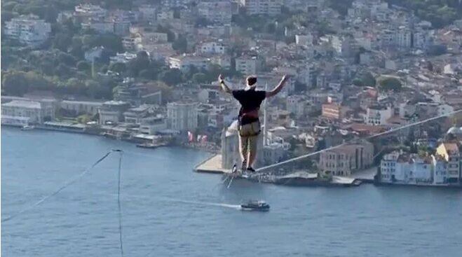 Köprüyü ip üstünde yürüyerek geçti: Bunu başaran ilk insan oldu!