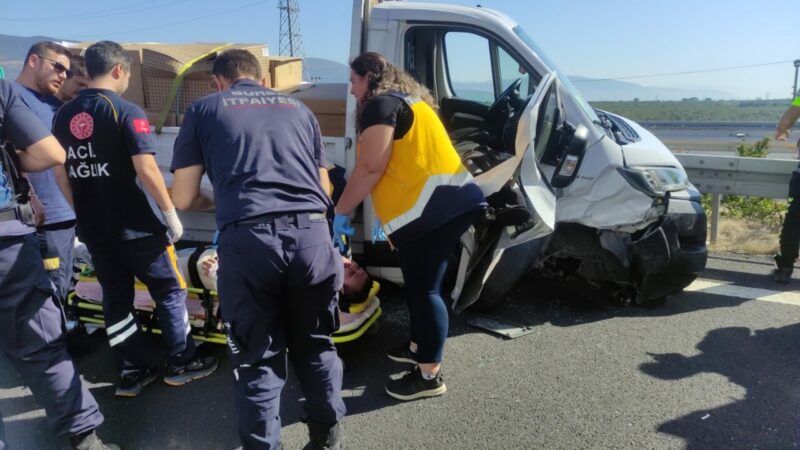 Bursa’da otobanda feci kaza Bursa'nın Orhangazi ilçesinde, kamyonetin otomobile çarpması nedeniyle yaralanan biri çocuk