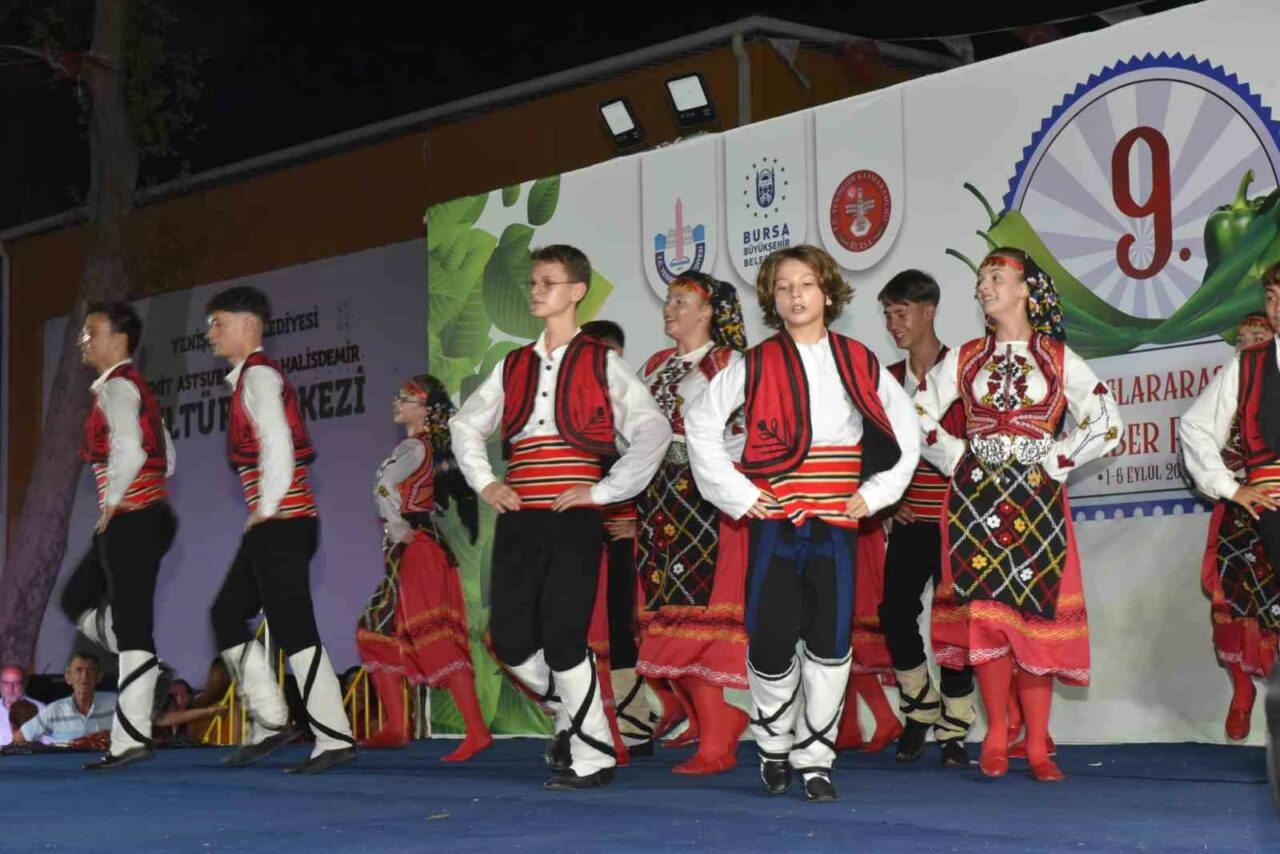 Bursa’da Altın Biber Festivali’nde folklor şöleni Bursa’da Altın Biber Festivali’nde folklor şöleni