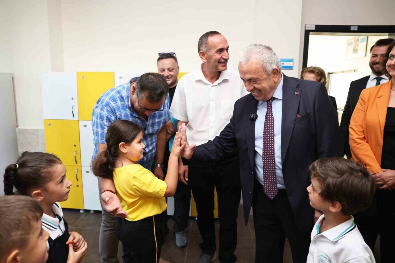 Okullarda ilk ders zili çaldı! Başkan Özdemir, öğrencilerin heyecanını paylaştı