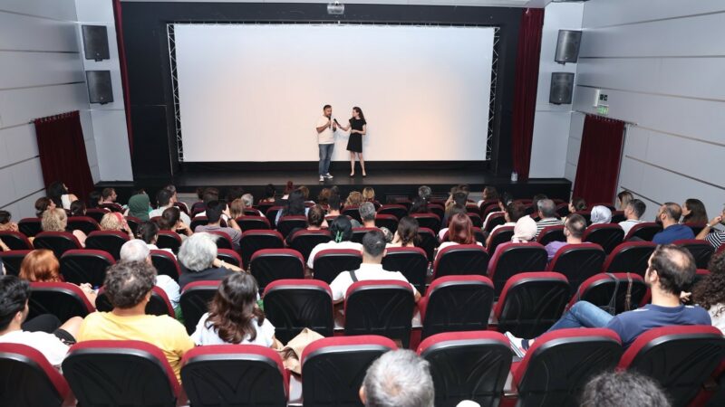 ‘Bir Yönetmen Bir Söyleşi’ yeni dönemde sinemaseverlerle buluştu Sinema tutkunlarının büyük ilgiyle takip ettiği “Bir Yönetmen, Bir Söyleşi”
