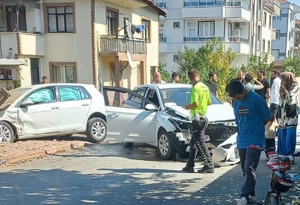 Bursa’da otomobiller çarpıştı: Yaralılar var Bursa’da otomobiller çarpıştı: Yaralılar var