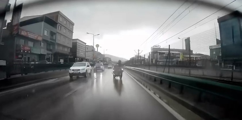 Bursa’da motosiklet sürücüsü böyle düştü! O anlar kamerada