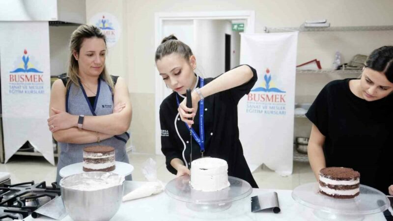 Bursa'da 18 yıldır, yüzbinlerce kişiyi ücretsiz sanat ve meslek eğitimleriyle