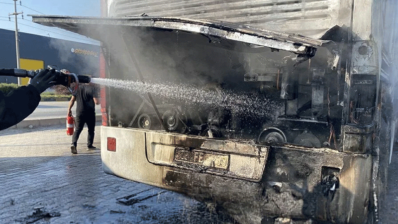 Futbolcuları taşıyan otobüs yandı! Futbolcuları taşıyan otobüs yandı!