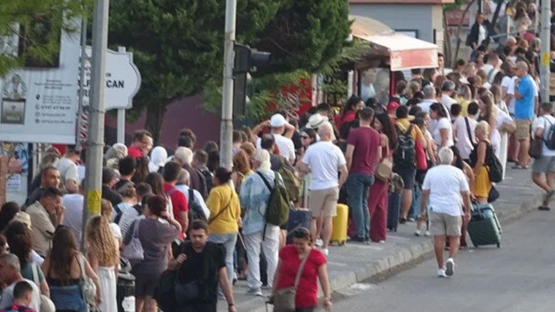 Yunanistan’dan turist akımına karşı yeni önlem! Vergi geliyor…