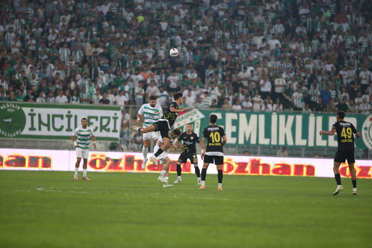 Bursaspor’dan yol kazası! Taraftar rekoru geldi ama puanla yetindik…