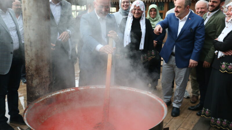 Mustafa Varank, Bursa’da salça kaynattı AK Parti Bursa Milletvekili ve Eski Sanayi ve Teknoloji Bakanı