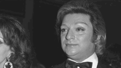 Sanata katkılarından dolayı 1991'de "Devlet sanatçısı" unvanıyla ödüllendirilen, Türk müziğinin
