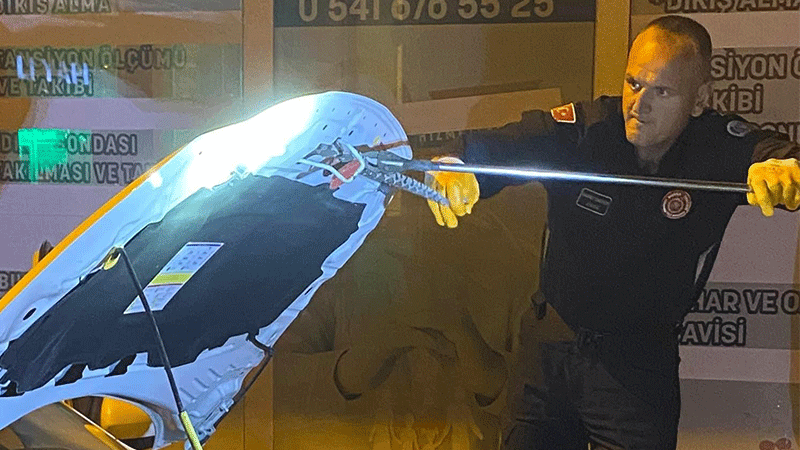 Arabada dehşet anları! Kaputtan öyle bir şey çıktı ki… Bursa’nın Karacabey ilçesinde seyir halindeki bir otomobilin kaputundan yılan çıktı.